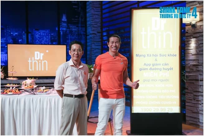 KS Nguyễn Hữu Thanh Tuấn (áo cam) và BS Đỗ Triều Hưng tại chương trình Shark Tank mùa 4, tập 6